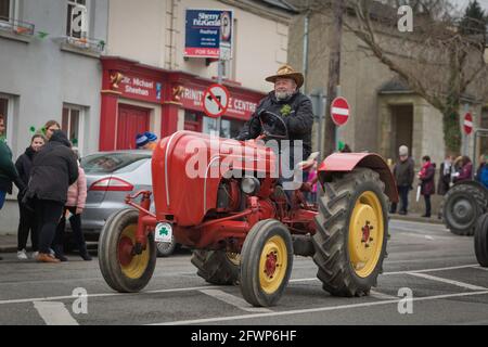 NEW ROSS - WEXFORD - IRLANDA - MARZO 17-2018 Parata di San Patrizio. Persone e musicisti che si godono la tradizionale vacanza irlandese Foto Stock