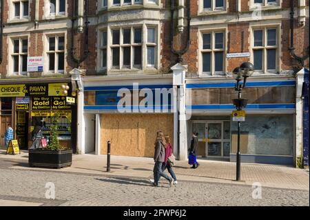 Imbarcarsi su negozi, Cannon Street, zona commerciale, Cannon Street, dover, Kent, Regno Unito. 8 Mar 2011 Foto Stock