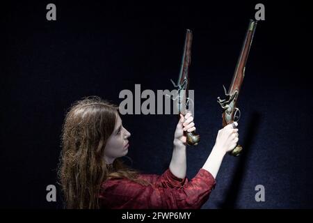 Le pistole turche Flintlock Holster del 19° centuario con un prezzo di guida di £450-£500 sono tenute, durante un'anteprima per il prossimo Antique Arms and Armor sale, a Bonhams' Londra. Data immagine: Lunedì 24 maggio 2021. Foto Stock