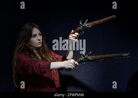 Le pistole turche Flintlock Holster del 19° centuario con un prezzo di guida di £450-£500 sono tenute, durante un'anteprima per il prossimo Antique Arms and Armor sale, a Bonhams' Londra. Data immagine: Lunedì 24 maggio 2021. Foto Stock