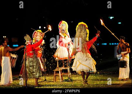 Mudijettu. Tempio del Kerala, teatro rituale, Mudijettu. Teatro rituale dai templi del Kerala, la storia delle gesta eroiche di Bhadrakala - la storia dell'omicidio del demone Darika (d‚rikavadham) rituale di culto della fertilità, rituale del Kerala, foto kazimierz jurewicz, MUDIJETTU è probabilmente una delle più antiche tradizioni teatrali in India, foto Kazimierz Jurewicz Foto Stock