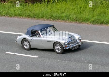 1967 Austin Healey 2912 cc auto sportive britanniche; auto classiche, veterano amato, vecchio timer restaurato, motori da collezione, vintage Heritage, vecchio conservato, collezionabile, restaurato guida sulla M6 a Manchester, Regno Unito Foto Stock