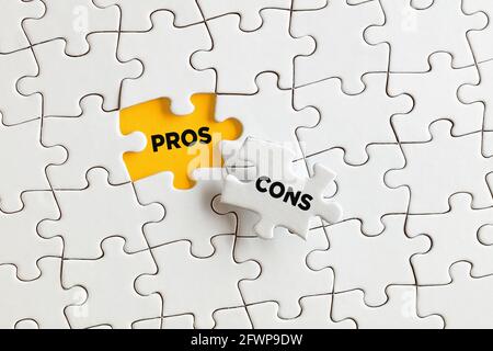 Le parole pro e contro sui pezzi di puzzle mancanti. Scoprire gli aspetti positivi alla base del concetto di aspetti negativi. Foto Stock