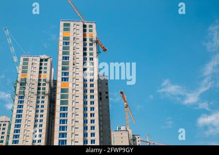 Moderno edificio di appartamenti con gru sul cantiere Foto Stock