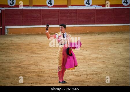 Tudela, Spagna. 23 maggio 2020. Diego Garcìa saluta i tifosi alla Plaza de Toros Tudela (Plaza de Toros de Tudela) a Tudela. Sei tori dell'allevamento di bestiame 'El Canario' di Salamanca, in Spagna, hanno partecipato alle corride di oggi, 23 maggio, dai giovani corrieri Daniel de la Fuente, Daniel Barbero e Diego Garcìa nell'arena di Tudela, Navarra, in Spagna. Il rispetto della capacità in ogni momento con le misure del Covid 19. Credit: SOPA Images Limited/Alamy Live News Foto Stock