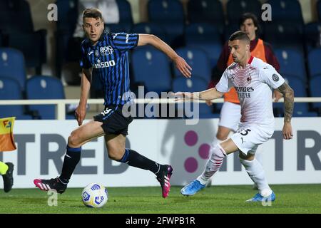 BERGAMO, ITALIA - MAGGIO 23: Berat Djimsiti di Atalanta BC e Rade Runic di AC Milan durante la serie A match tra Atalanta Bergamo e AC Milan a GE Foto Stock