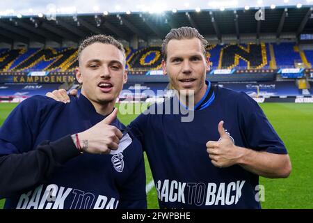 BRUGGE, BELGIO - MAGGIO 23: Noa Lang del Club Brugge e Ruud Vormer del Club Brugge durante la partita pro League di jupiler tra il Club Brugge e il KRC Genk Foto Stock