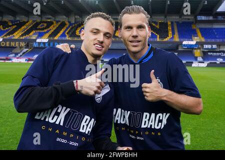 BRUGGE, BELGIO - MAGGIO 23: Noa Lang del Club Brugge e Ruud Vormer del Club Brugge durante la partita pro League di jupiler tra il Club Brugge e il KRC Genk Foto Stock