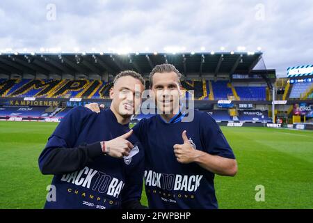 BRUGGE, BELGIO - MAGGIO 23: Noa Lang del Club Brugge e Ruud Vormer del Club Brugge durante la partita pro League di jupiler tra il Club Brugge e il KRC Genk Foto Stock