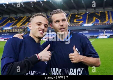 BRUGGE, BELGIO - MAGGIO 23: Noa Lang del Club Brugge e Ruud Vormer del Club Brugge durante la partita pro League di jupiler tra il Club Brugge e il KRC Genk Foto Stock