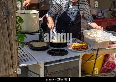 Rendere tradizionale vecchio stile profondo fritto poteto tocsni rosti hash marrone in una fiera agricola ungherese a Kaptalantoti Foto Stock