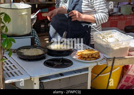 Rendere tradizionale vecchio stile profondo fritto poteto tocsni rosti hash marrone in una fiera agricola ungherese a Kaptalantoti Foto Stock