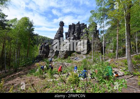 Bielatal, Germania. 24 maggio 2021. Gli escursionisti sono in viaggio nel Bielatal in Svizzera sassone intorno ai pilastri Ercole. Credit: Robert Michael/dpa-Zentralbild/dpa/Alamy Live News Foto Stock