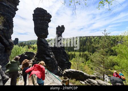 Bielatal, Germania. 24 maggio 2021. Gli escursionisti sono in viaggio nel Bielatal in Svizzera sassone intorno ai pilastri Ercole. Credit: Robert Michael/dpa-Zentralbild/dpa/Alamy Live News Foto Stock