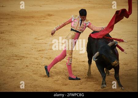 Tudela, Spagna. 23 maggio 2020. Diego Garcìa si esibisce con un toro da combattimento del ranch El Canario presso Plaza de Toros Tudela (Plaza de Toros de Tudela) a Tudela. Sei tori dell'allevamento di bestiame 'El Canario' di Salamanca, in Spagna, hanno partecipato alle corride di oggi, 23 maggio, dai giovani corrieri Daniel de la Fuente, Daniel Barbero e Diego Garcìa nell'arena di Tudela, Navarra, in Spagna. Il rispetto della capacità in ogni momento con le misure del Covid 19. (Foto di Elsa A Bravo/SOPA Images/Sipa USA) Credit: Sipa USA/Alamy Live News Foto Stock