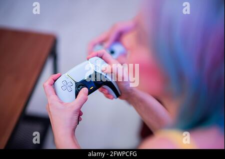 Ragazza con controller di prossima generazione nelle sue mani giocando a giochi a casa Foto Stock