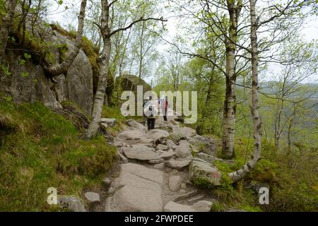 Rogaland, Norvegia - 23 maggio 2017: I visitatori si dirigono lungo il sentiero insidioso verso la roccia del pulpito, Norvegia. Chiamato anche Preikestolen o Preacher's p Foto Stock