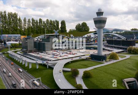 L'Aia, Paesi Bassi - 20 maggio 2017: Rappresentazione in miniatura del parcheggio e dell'edificio del terminal dell'aeroporto Schiphol di Amsterdam a Madurodam Foto Stock