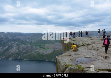 Rogaland, Norvegia - 23 maggio 2017: Gli escursionisti sono coraggiosi e scattano foto mentre si posano sul bordo della roccia Pulpit, Norvegia. Chiamato anche Preikestole Foto Stock