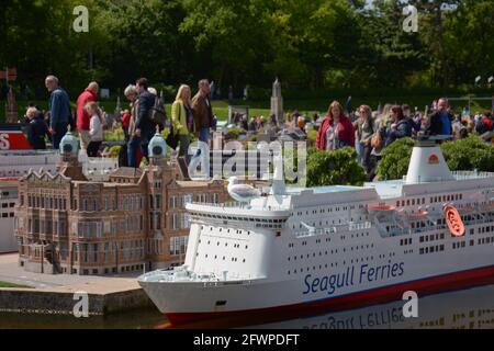 L'Aia, Paesi Bassi - 20 maggio 2017: Turisti che camminano e ammirano la bellezza di questi monumenti in miniatura dei Paesi Bassi a Madurodam i Foto Stock