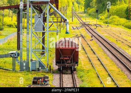 Carro ferroviario di carico in piedi vicino all'ascensore nella zona agricola. Grano silo, magazzino o deposito è una parte importante di raccolta. Foto Stock