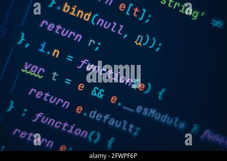 Progettazione concettuale delle schermate. Flusso di informazioni sul cloud. Background tecnologico astratto. Concetto di Java Software Engineer. Dati codificati sul monitor. Binario Python c Foto Stock