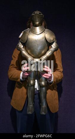 Bonhams, Londra, Regno Unito. 24 maggio 2021. Bonhams Antique Arms e Armor vendita anteprima include un piccolo Full Armour in fine 16 ° secolo stile, stima £500-700. Credit: Malcolm Park/Alamy Live News. Foto Stock