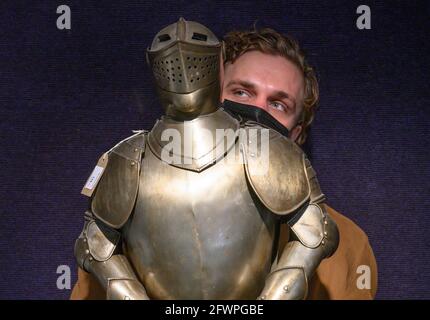 Bonhams, Londra, Regno Unito. 24 maggio 2021. Bonhams Antique Arms e Armor vendita anteprima include un piccolo Full Armour in fine 16 ° secolo stile, stima £500-700. Credit: Malcolm Park/Alamy Live News. Foto Stock