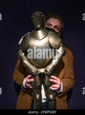 Bonhams, Londra, Regno Unito. 24 maggio 2021. Bonhams Antique Arms e Armor vendita anteprima include un piccolo Full Armour in fine 16 ° secolo stile, stima £500-700. Credit: Malcolm Park/Alamy Live News. Foto Stock