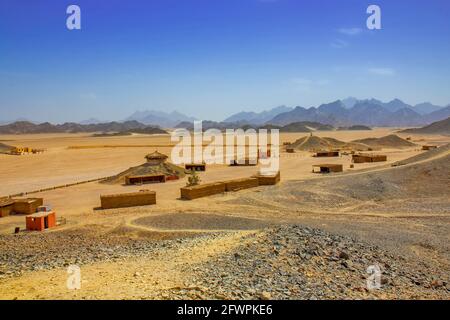 Vista sul villaggio beduino nel deserto egiziano Foto Stock