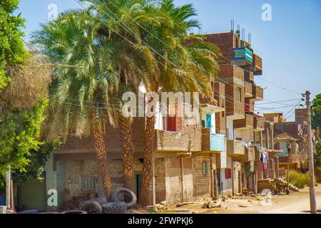 Edifici poveri sul canale del Nilo vicino a Qena, Egitto Foto Stock