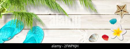 White planks sfondo panoramico con conchiglie, infradito e plam tree. Banner estate spiaggia tropicale Foto Stock