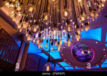 Opera d'arte, Pulse Spiral di Rafael Lozano Hemmer è un grande lampadario con 200 lampadine che pulsano al ritmo di un battito cardiaco. Foto Stock