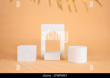 Arch, piattaforma espositiva, podio per la presentazione del prodotto su sfondo beige pastello Foto Stock