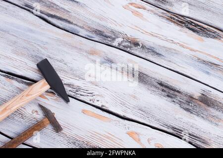 Due martelli su superficie in legno. Foto Stock