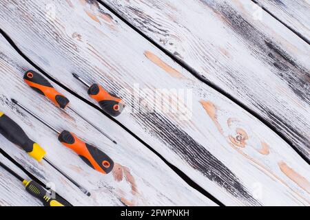 Set di vari cacciaviti su fondo in legno. Foto Stock