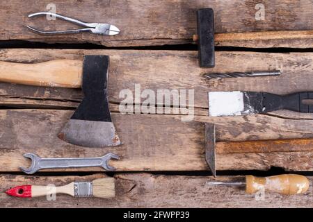 Set di attrezzi da costruzione su vecchio sfondo di legno. Foto Stock