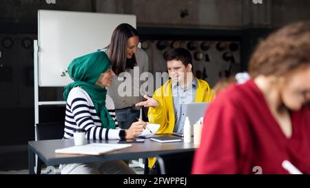 L'uomo della sindrome di Down frequenta la classe di istruzione nel centro della comunità, inclusività della persona disabile. Foto Stock