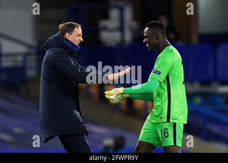 File photo datato 05-05-2021 del manager del Chelsea Thomas Tuchel saluta il portiere Edouard Mendy dopo il fischio finale durante la seconda partita della UEFA Champions League Semifinale a Stamford Bridge, Londra. Data di emissione: Lunedì 24 maggio 2021. Foto Stock