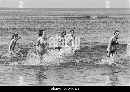 Bel tempo, persone che attraversano il mare a Egmond aan Zee, 14 maggio 1982, SEAS, Paesi Bassi, foto agenzia stampa del xx secolo, notizie da ricordare, documentario, fotografia storica 1945-1990, storie visive, Storia umana del XX secolo, che cattura momenti nel tempo Foto Stock