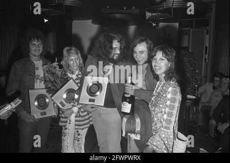 Mouth e MacNeal hanno ricevuto un record d'oro in Fietsotheque ad Amsterdam, Hans van Hemert, Mouth e MacNeal e Sandra e Andres, 30 agosto 1972, compositori, dischi, Musica, premi, cantanti, cantanti, Paesi Bassi, foto agenzia stampa del xx secolo, notizie da ricordare, documentario, fotografia storica 1945-1990, storie visive, Storia umana del XX secolo, che cattura momenti nel tempo Foto Stock