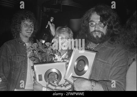 Mouth e MacNeal hanno registrato un record di oro nella Fietsotheque di Amsterdam, a sinistra, produttore Hans van Hemert, 30 agosto 1972, produttori, cantanti, I Paesi Bassi, foto agenzia stampa del XX secolo, notizie da ricordare, documentario, fotografia storica 1945-1990, storie visive, Storia umana del XX secolo, che cattura momenti nel tempo Foto Stock