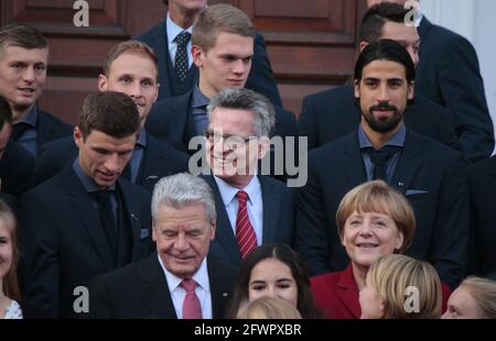 Toni Kroos, Thomas Mueller, Benedikt Hoewedes, Matthias Ginter, Thomas de Maiziere, Sami Khedira, Joachim Gauck, Angela Merkel - Empfang der deutschen Foto Stock