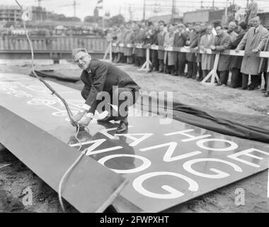 G. van t Hull esegue la posa del primo Keel per l'elemento IJ-tunnel, 4 luglio 1962, gallerie, Paesi Bassi, foto dell'agenzia stampa del XX secolo, notizie da ricordare, documentario, fotografia storica 1945-1990, storie visive, Storia umana del XX secolo, che cattura momenti nel tempo Foto Stock