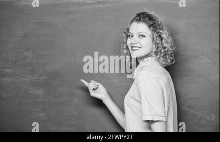 Appassionato di conoscenza. Insegnare potrebbe essere più divertente. Insegnante migliore amico degli allievi. Un buon insegnante è il maestro della semplificazione. Donna insegnante in Foto Stock