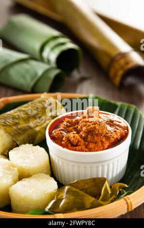 Lemang. Il riso glutinoso viene avvolto con foglie di lerek o di banana racchiuse in culme di bambù e cucinate a fuoco aperto. Foto Stock