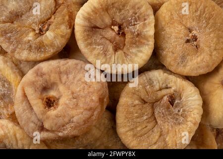 Fichi dolci interi secchi ravvicinato su telaio pieno come a. sfondo Foto Stock