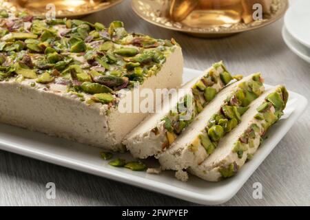 Piatto con tradizionale halva al pistacchio turco e fette da vicino Foto Stock