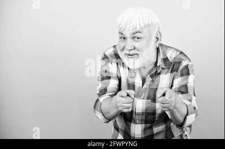 Anziani. Uomo con bearded e capelli bianchi, indossa una camicia a scacchi. Barbiere parrucchiere taglio capelli. Capelli grigi. Nonno tipico. Hipster emotivo maturo Foto Stock