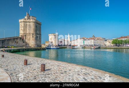 Porto di la Rochelle con due torri medievali al Porto Vecchio di la Rochelle, Francia sulla costa atlantica occidentale della Charente-Maritime. Foto Stock